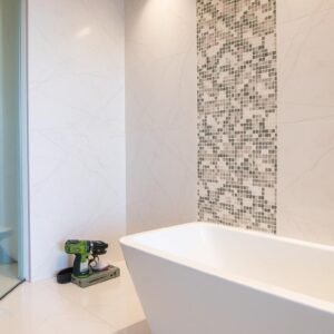 مقاول سلوى يقوم بتركيب سيراميك فاخر في حمام منزل حديث