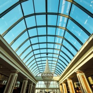 سقف زجاجي في ردهة فندق كويتي تم تصميمه وتنفيذه من قبل مقاول اسقف بالكويت