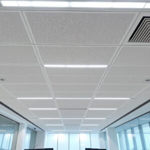 سقف معلق عصري في مكتب تجاري تم تنفيذه من قبل مقاول اسقف بالكويت
