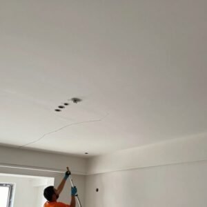 عملية ترميم سقف في منزل كويتي مع معالجة التشققات والرطوبة