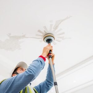 عملية صيانة وتنظيف سقف منزلي في الكويت