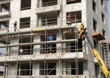 مبنى في الكويت يخضع لعملية ترميمات عامة شاملة