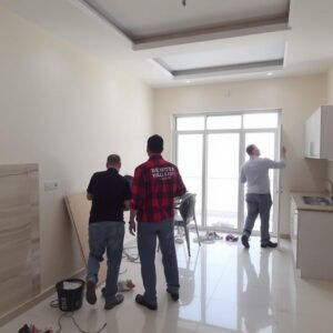 مرحلة التشطيب النهائي لشقة في الكويت تظهر تركيب السيراميك والدهانات