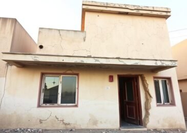 منزل في منطقة الزهراء قبل الترميم يظهر عليه علامات التلف والتقادم