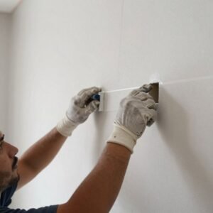 عمال يقومون بأعمال التشطيب الداخلي بدقة عالية في مشروع سكني بالكويت