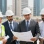مقاول عام الكويت يشرف على موقع بناء مع فريق من المهندسين
