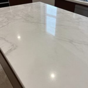 رخام نظيف ولامع يعكس العناية الجيدة