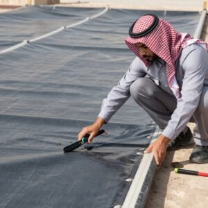 معلم طربال سعودي يقوم بأعمال الصيانة والفحص الدوري